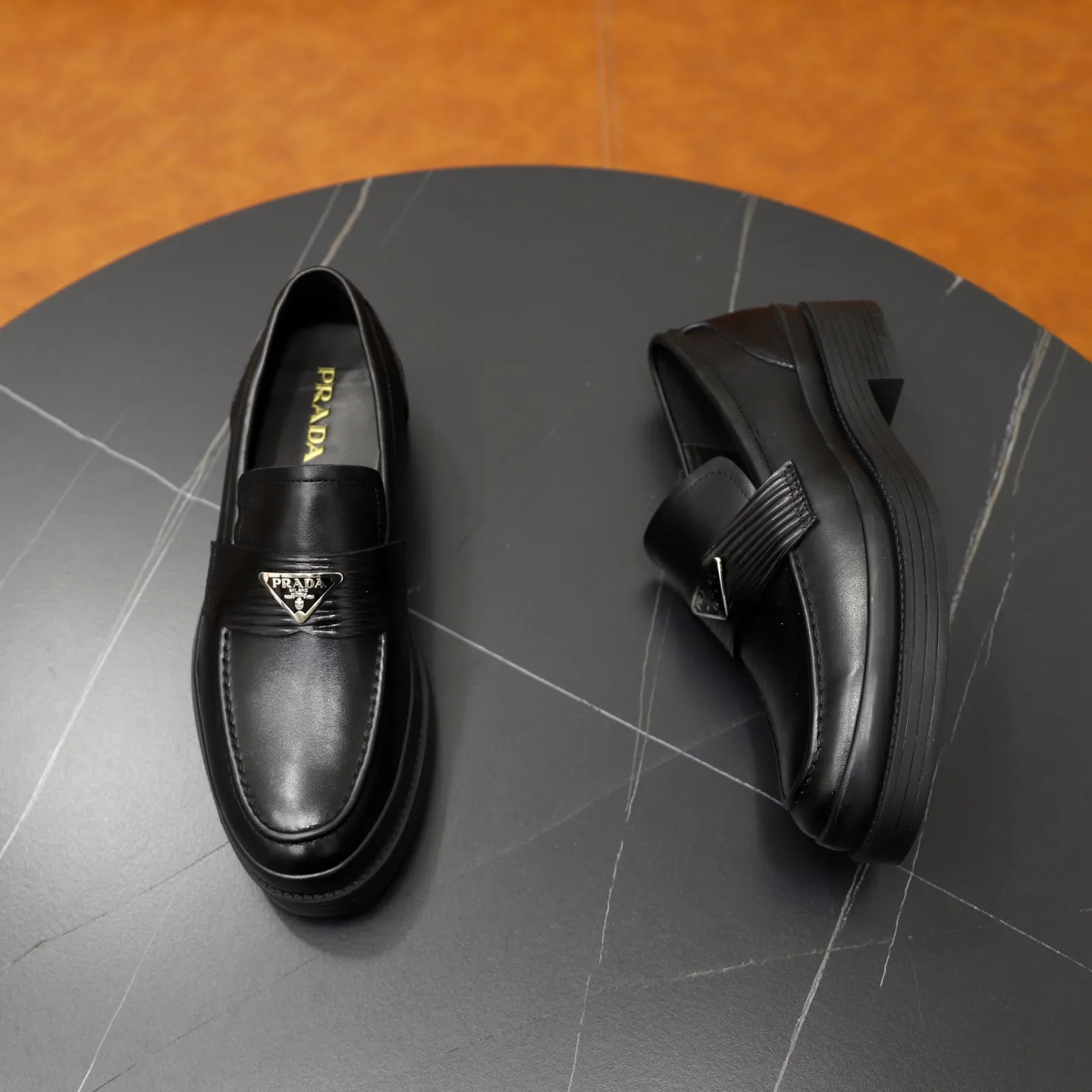 Men's shoes: 540💰🙅‍♂️🙅‍♂️🙅‍♂️ Brand: PRADA Standard code: Men's code 38-44 (45 can be customized) Grade: Same style as the official website Original order quality Material: Original cowhide surface Comfortable sheepskin lining Original outsole Style category: Men's fashionable casual leather shoes Distinguished big-name luxury elements Top luxury Color: actual picture color